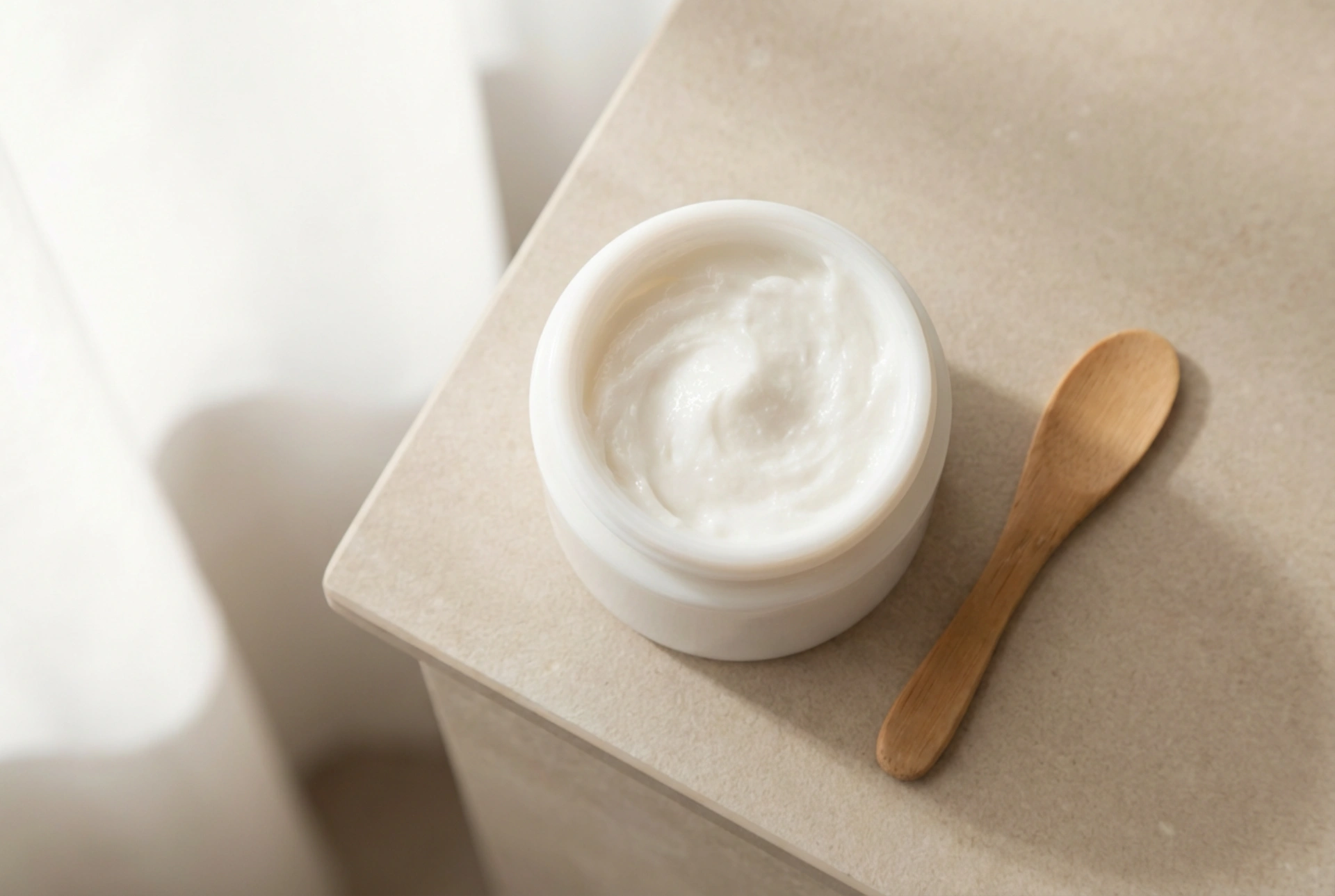 Vlažilna krema proti gubam: kako jo izbrati in uporabljati vsak dan