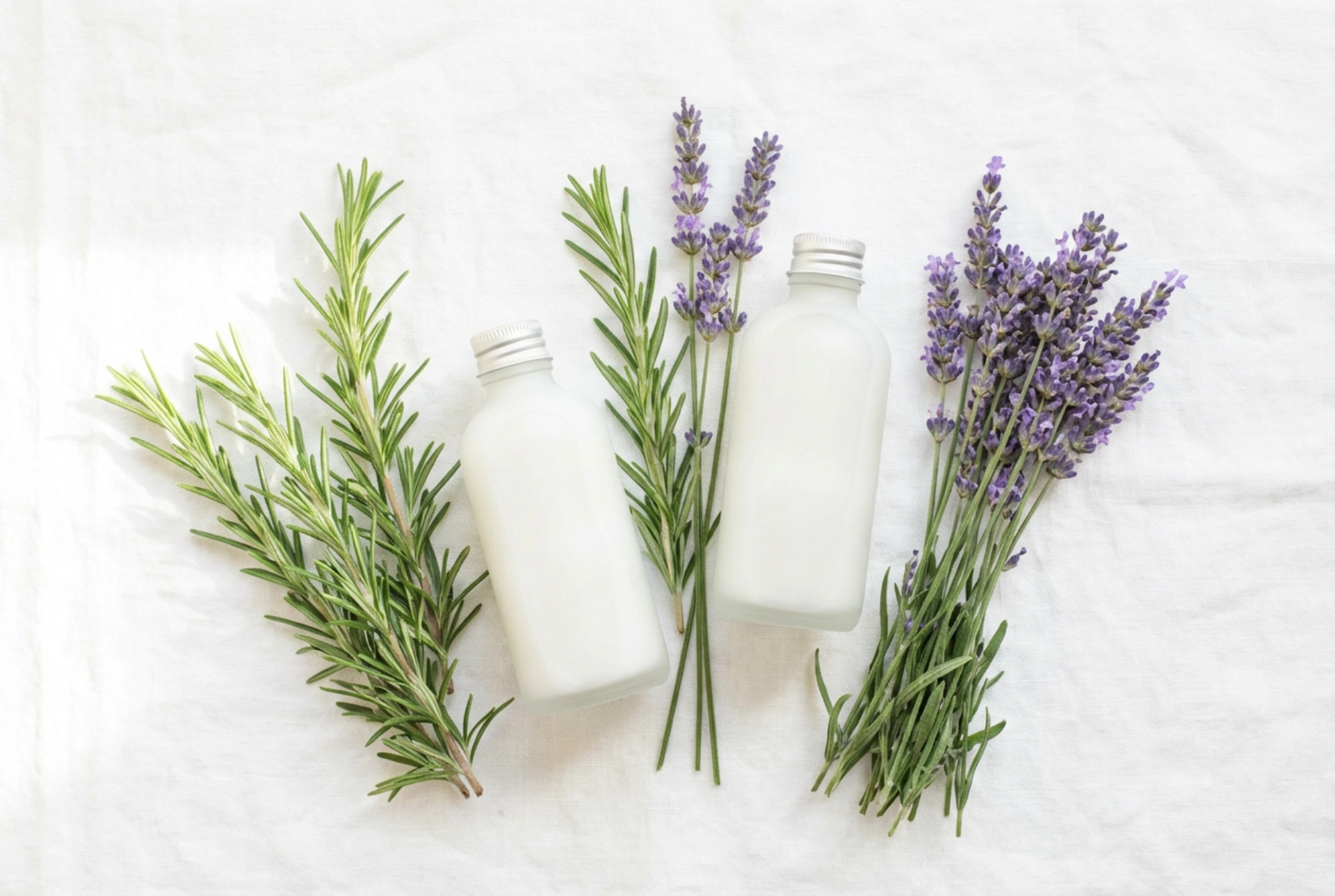 Naravni šampon za lase 'brez kemije': kako brati sestavine in zavestno izbirati