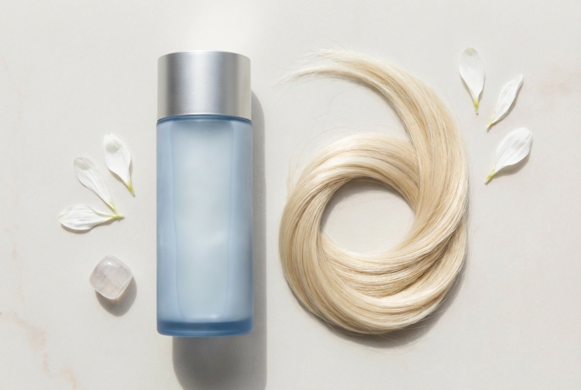 Balzam za blond lase: zaščita barve in mehkoba brez rumenih tonov