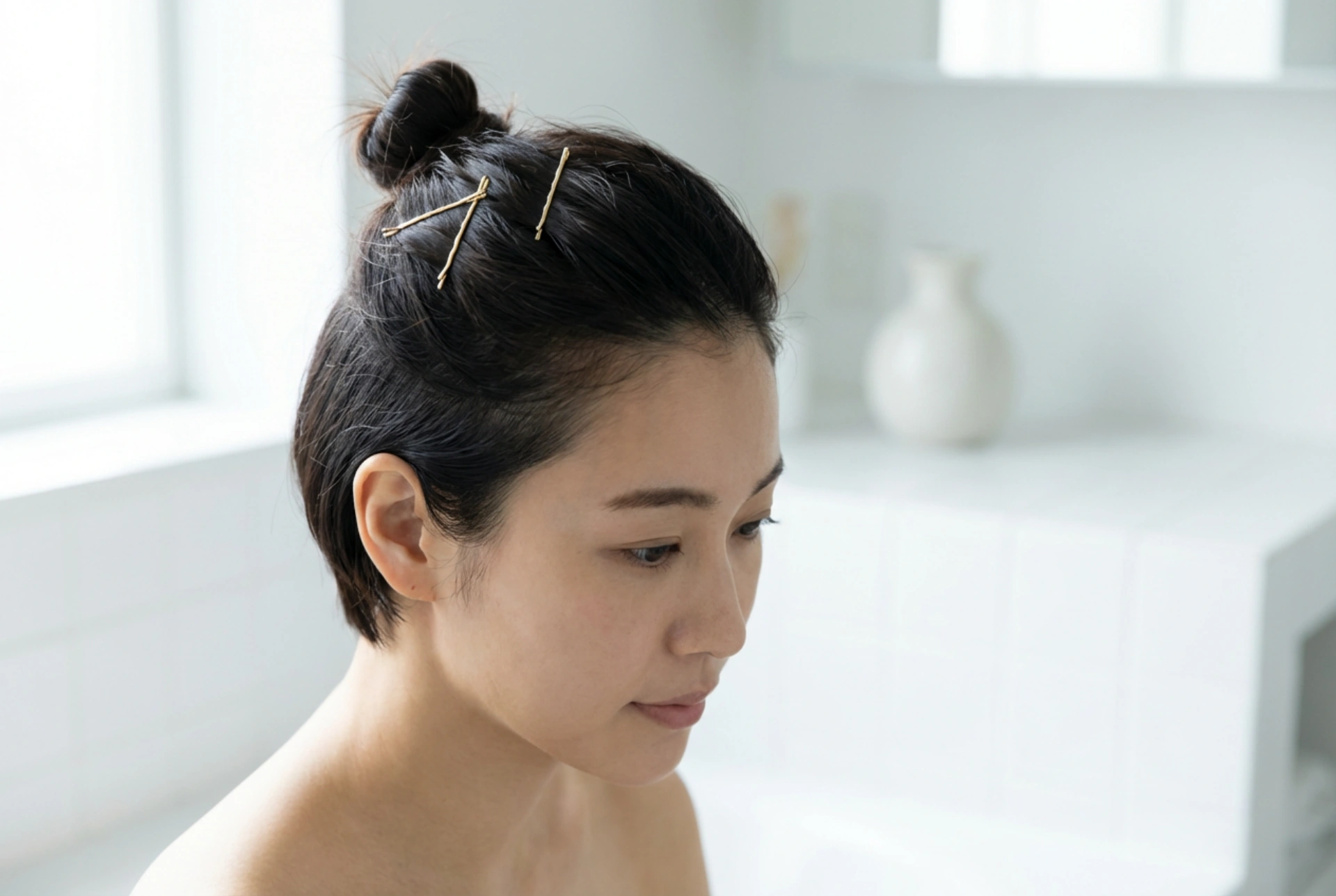 Oblikovanje kratkih las: lasnice, mini fige in pametni sponki