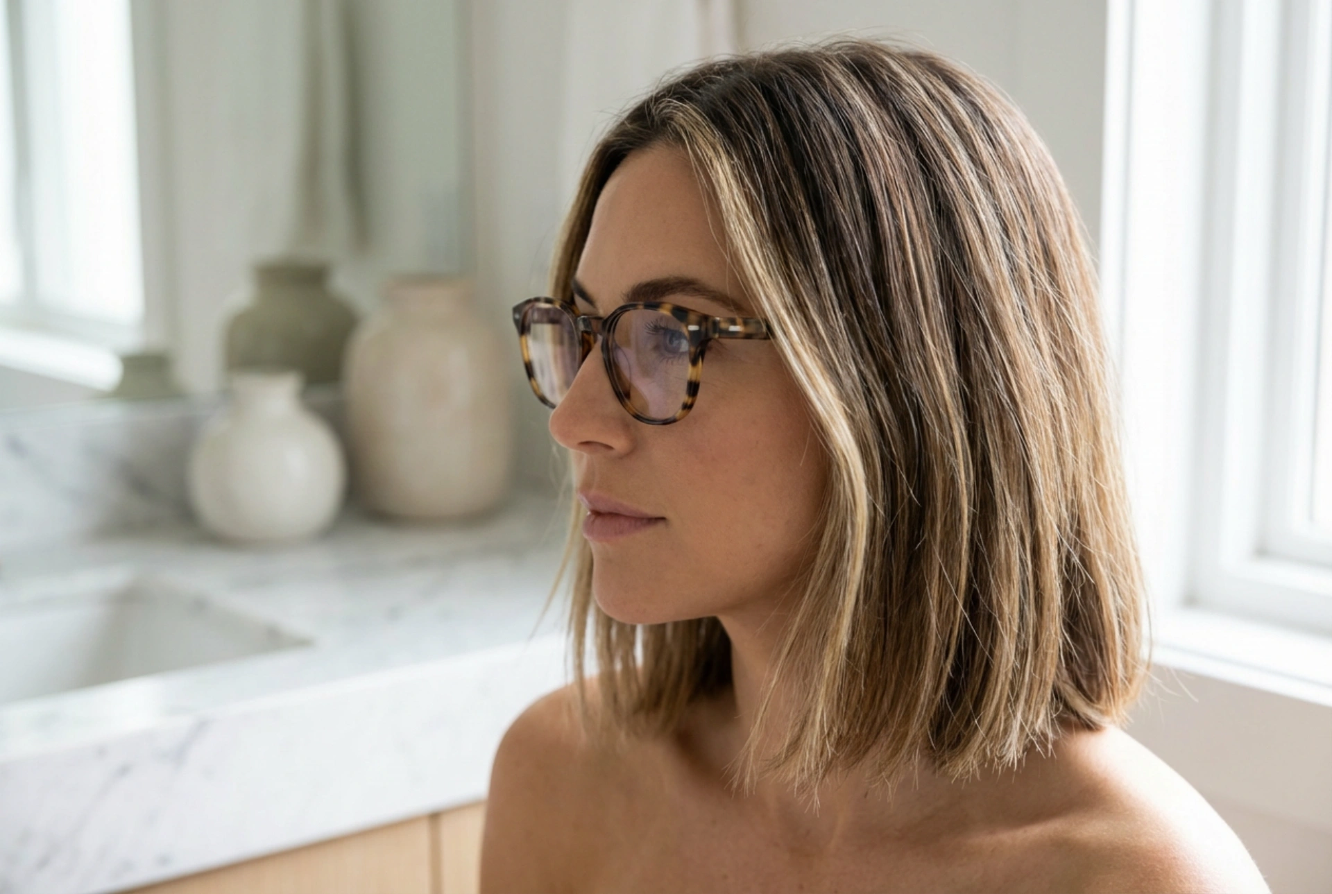 Ženske pričeske za očala: striženje in oblikovanje, prilagojeno okvirjem