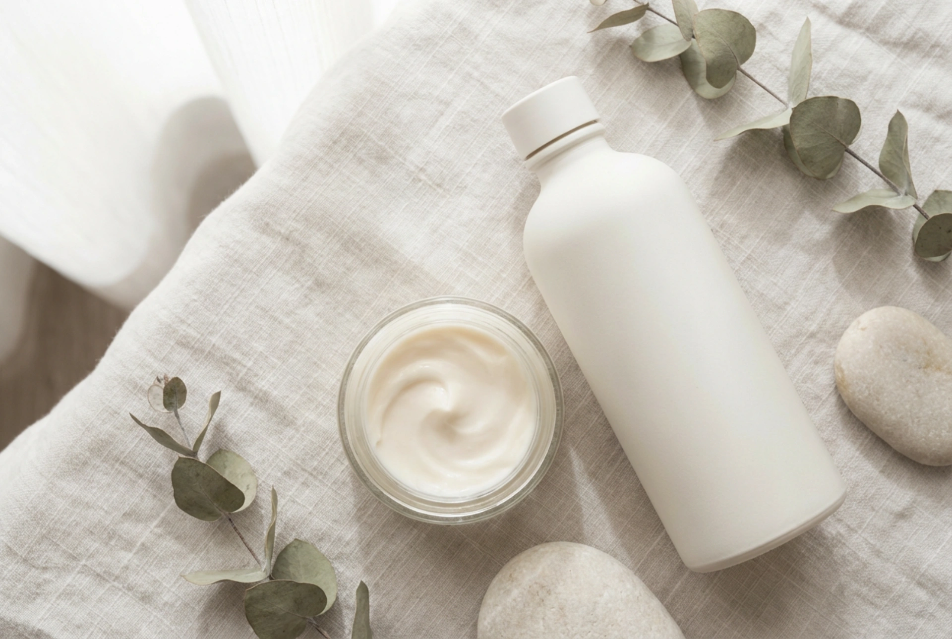 Kdaj uporabiti vlažilni balzam za lase in kako ga kombinirati z emolientom