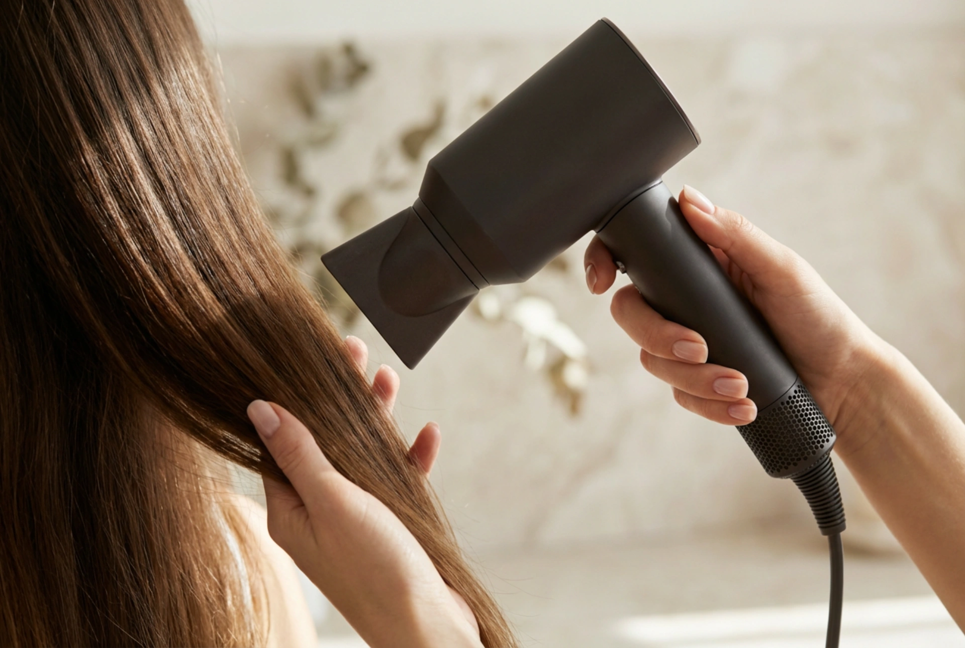 Sušilnik za lase 2000 W: kako izbrati temperaturo in hitrost zraka glede na tip las