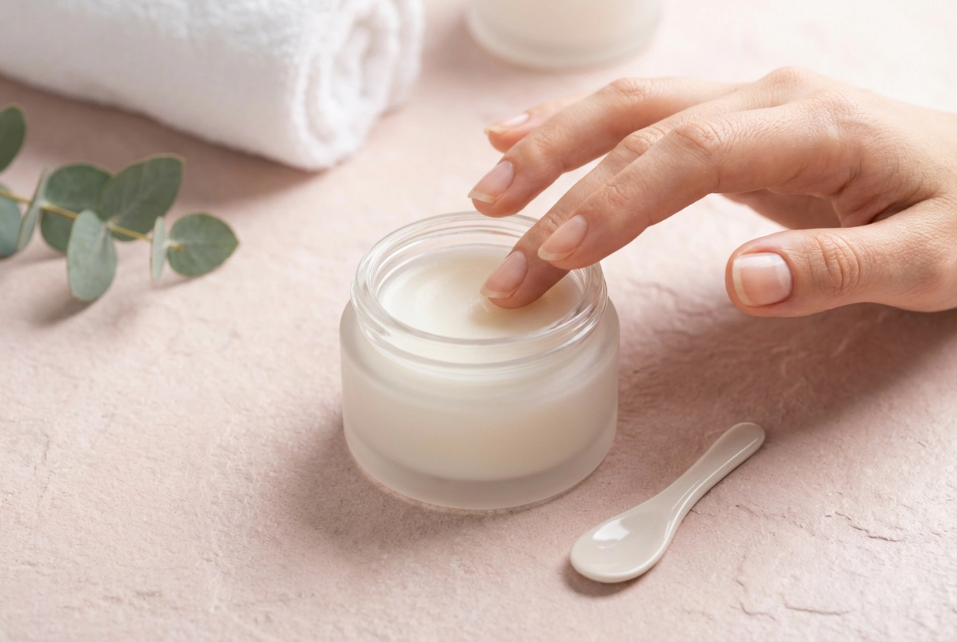 Balzam s hialuronsko kislino: vlaženje brez lepljivosti in pravilen nanos