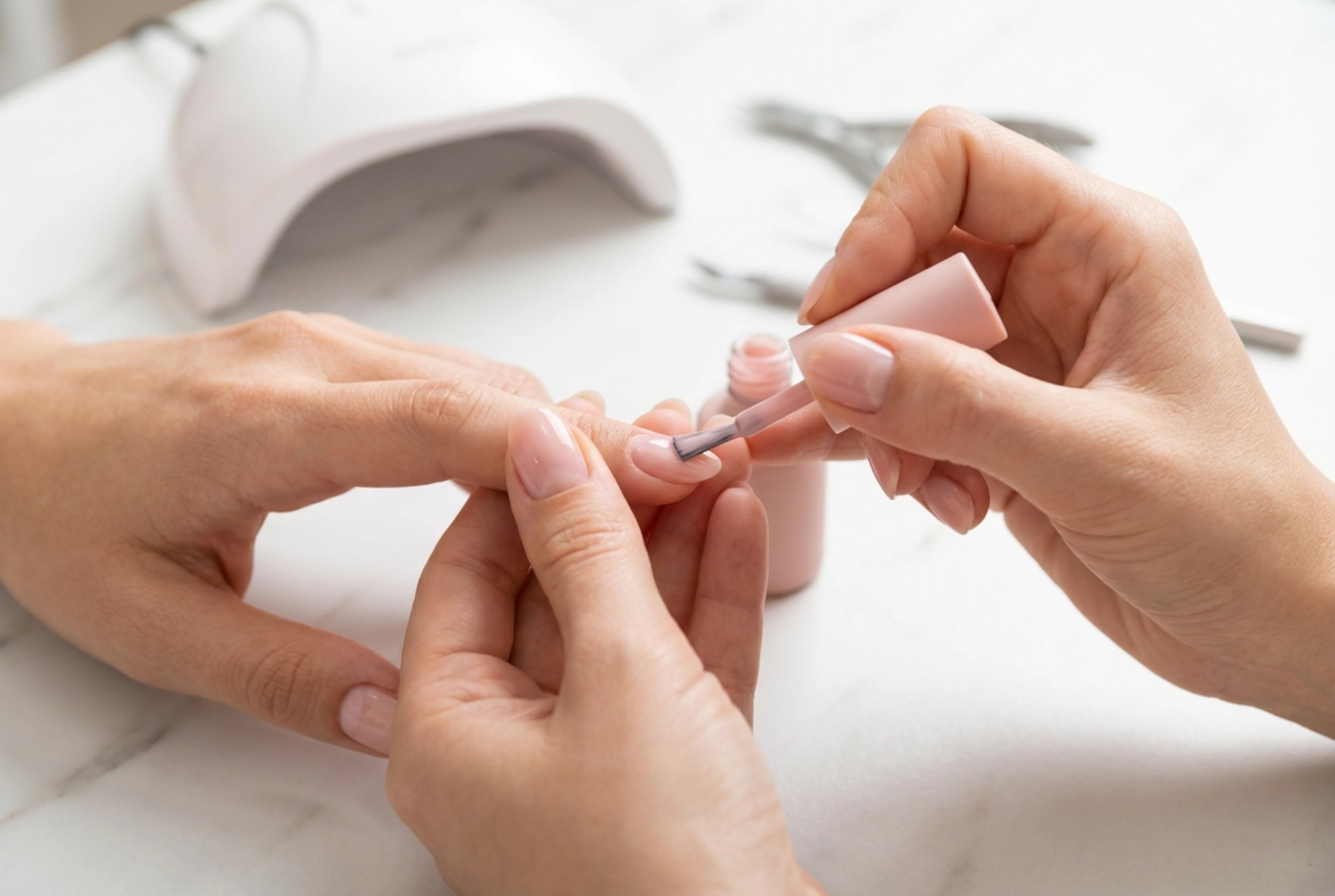 Hibridna manikura: kaj je, kako poteka nanos in odstranjevanje