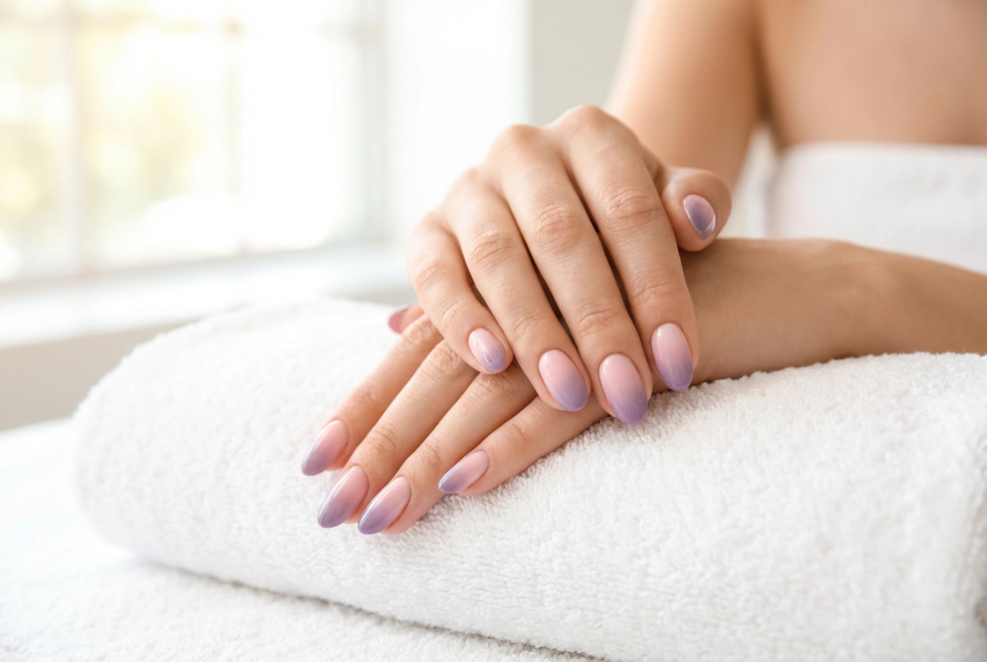 Roza in vijolična ombre manikira: Kako doseči popoln prehod