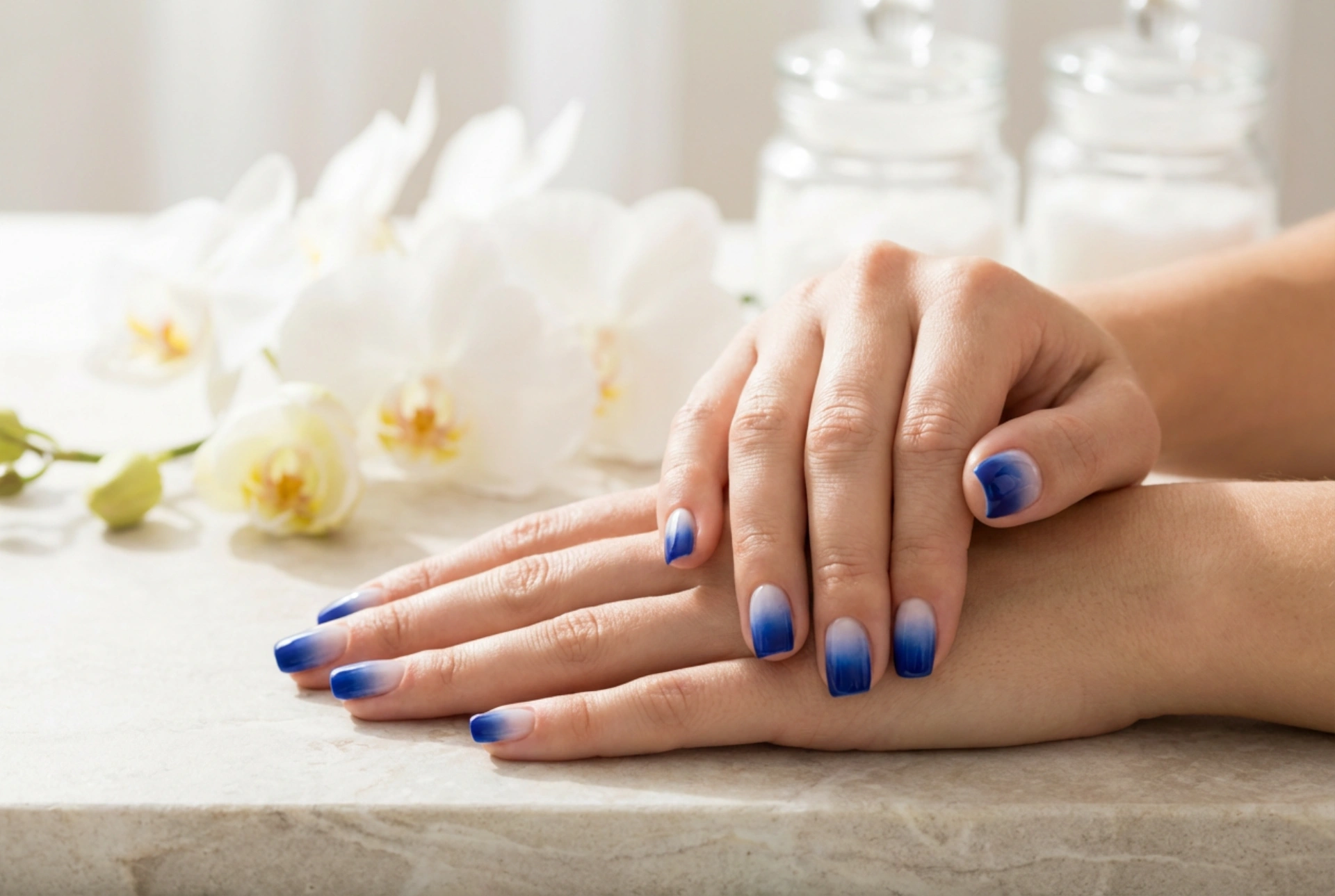 Kobaltni ombre nohti: globoka modrina z mehkim prelivanjem