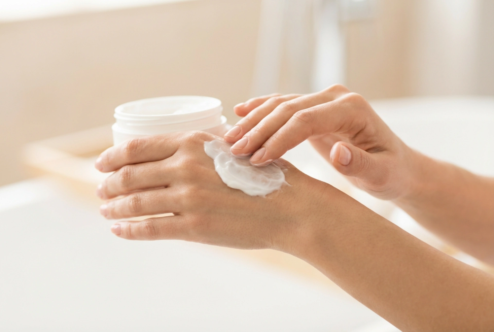 Razpokane roke: kdaj uporabiti kremo za roke in kako jo nanašati