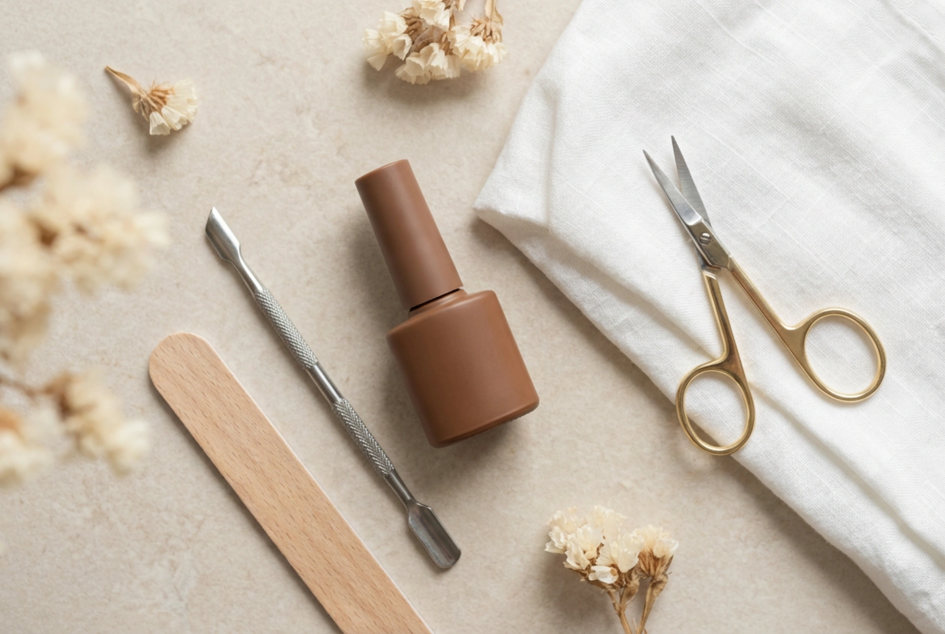 Elegantna rjava hibridna manikura: priprava in prekrivnost