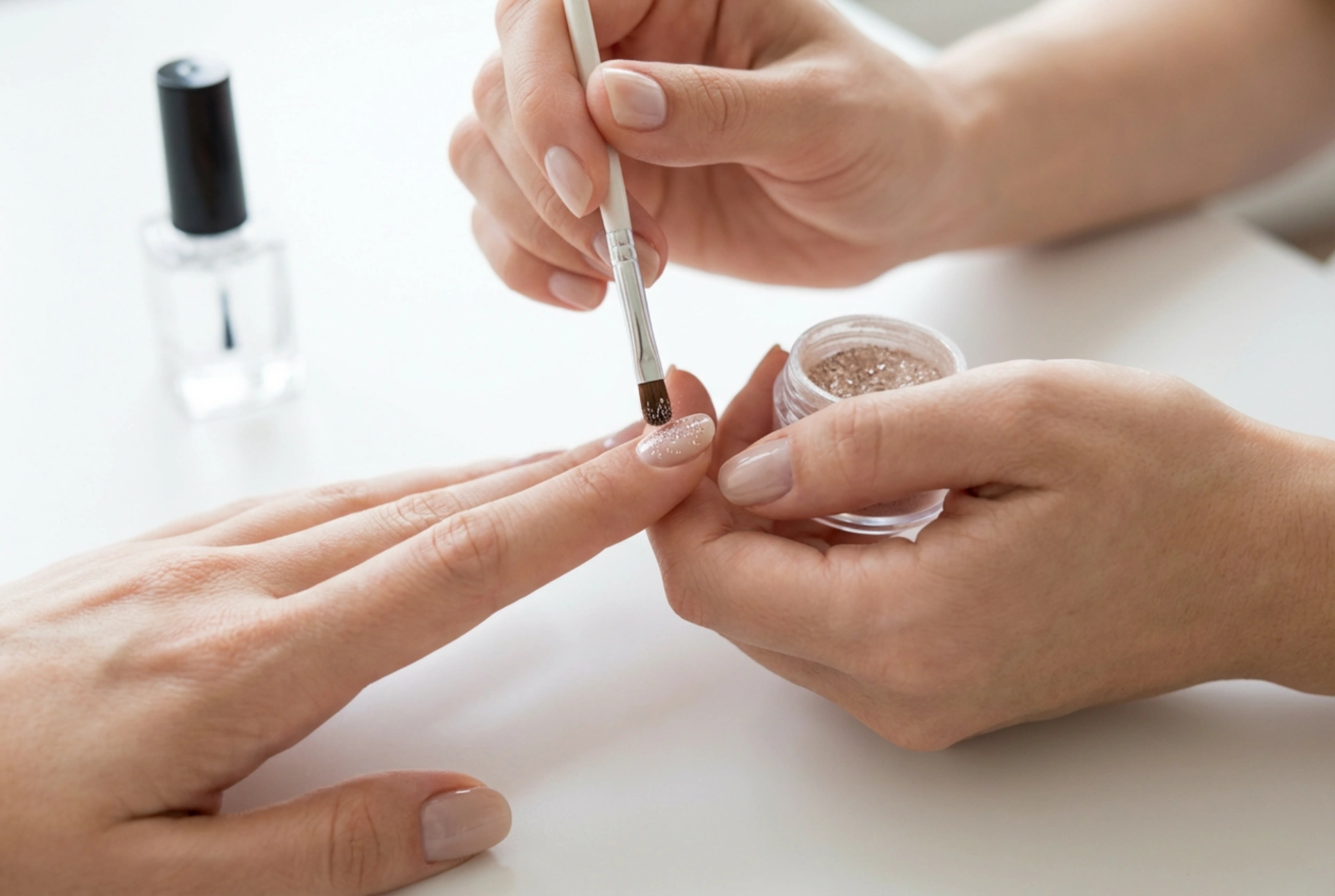 Prahovi za nohte: tehnike vtiranja, utrjevanje in nadlaki