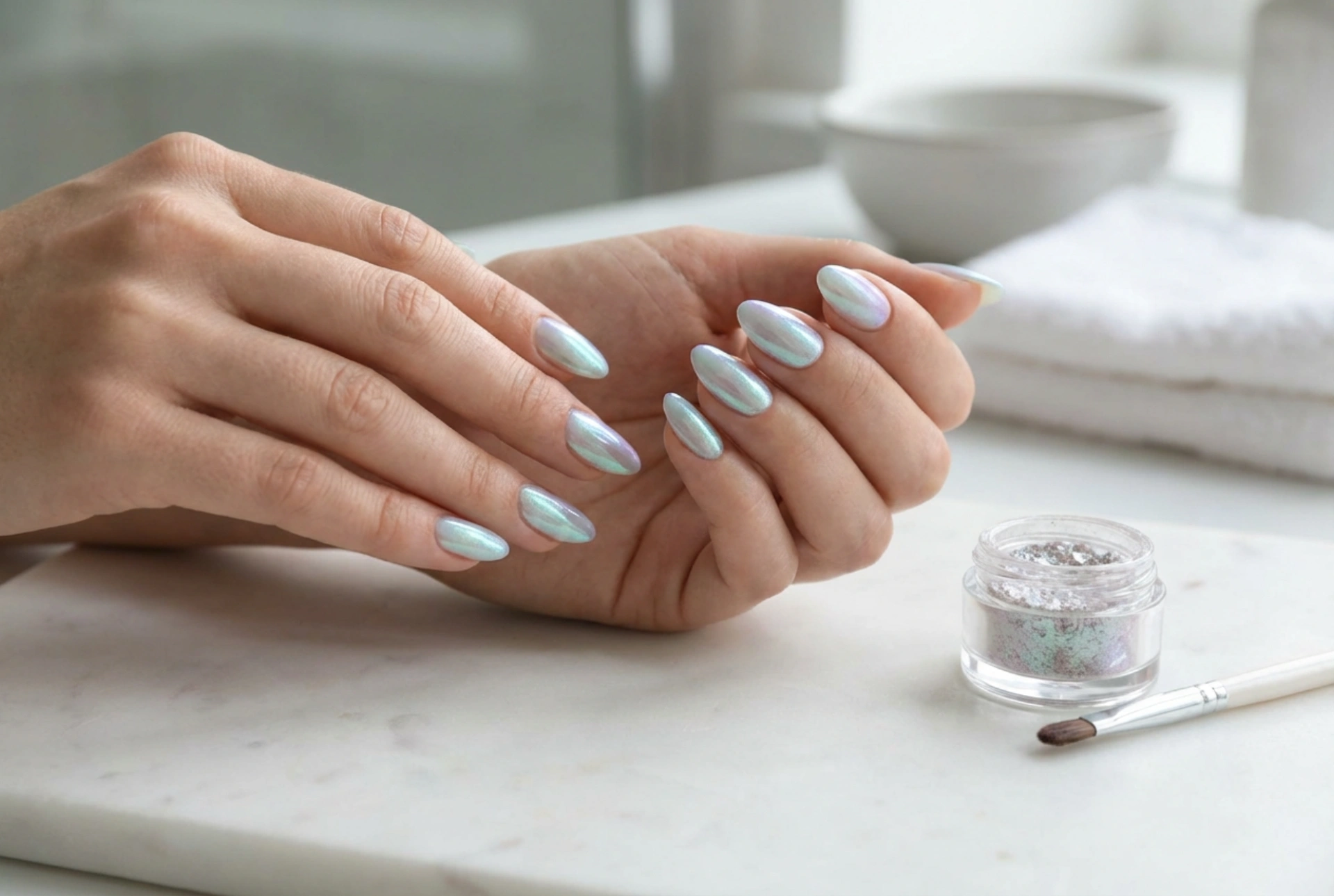 Učinek morske deklice: prah na hibridnih nohtih korak za korakom