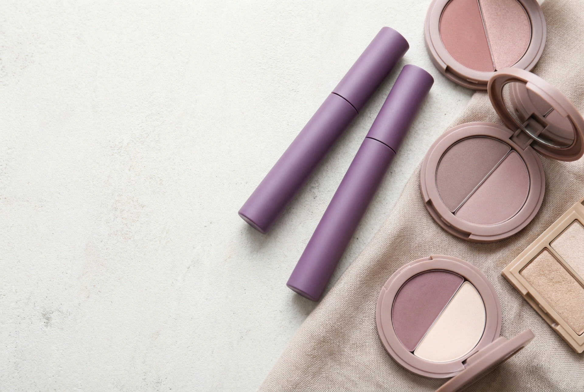 Vijolična maskara: S čim jo kombinirati in kako jo prilagoditi barvi šarenice