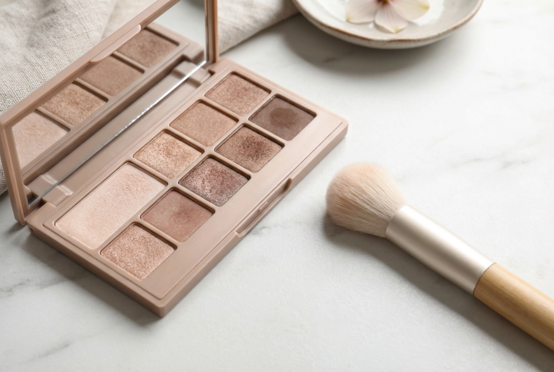 Satenasta senčila za veke: mehki prehodi, izbira barv, obstojnost