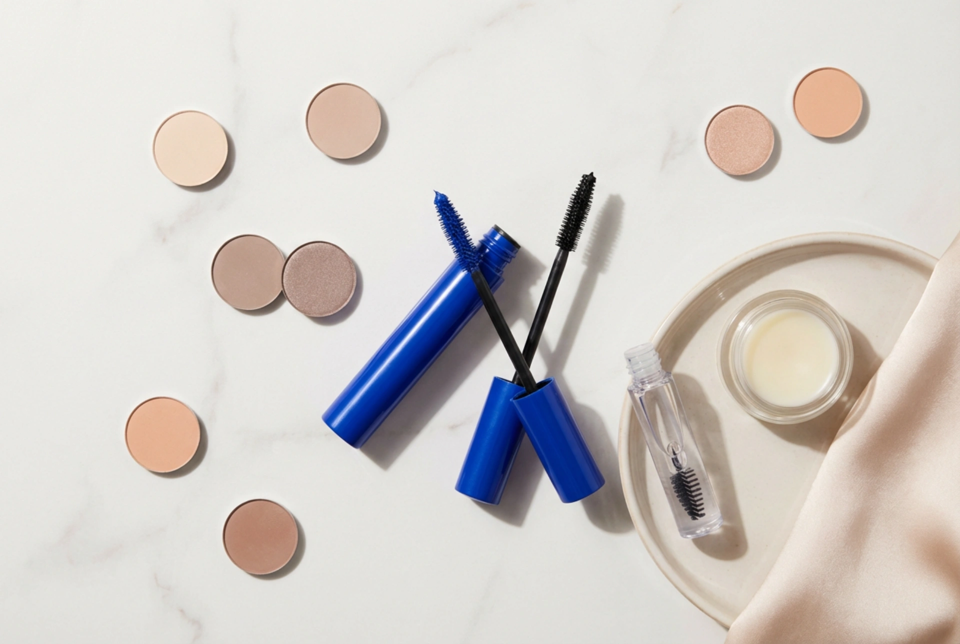 Modra maskara v praksi: s čim jo kombinirati in kako poudariti pogled