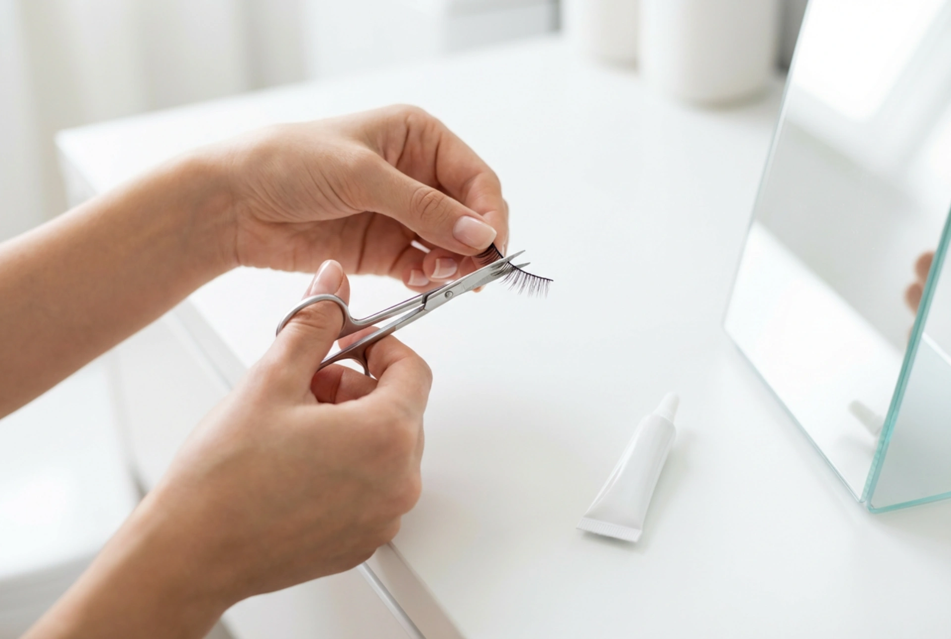 Umetne trepalnice: kako jih prirezati, nalepiti in podaljšati obstojnost