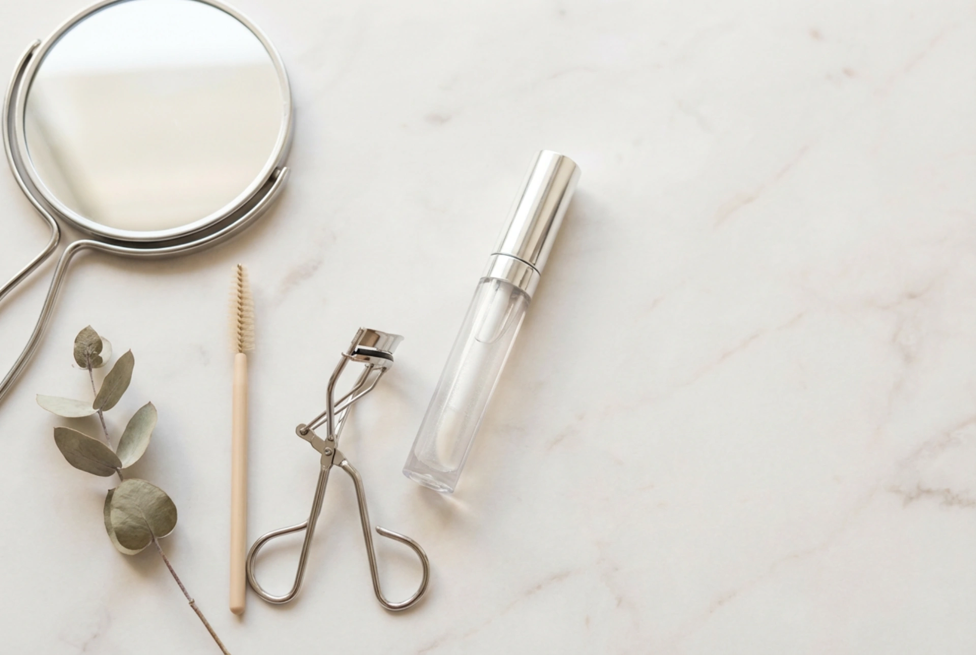 Prozorni sijaj za ustnice v kozmetični torbici: uporaba, triki in nega