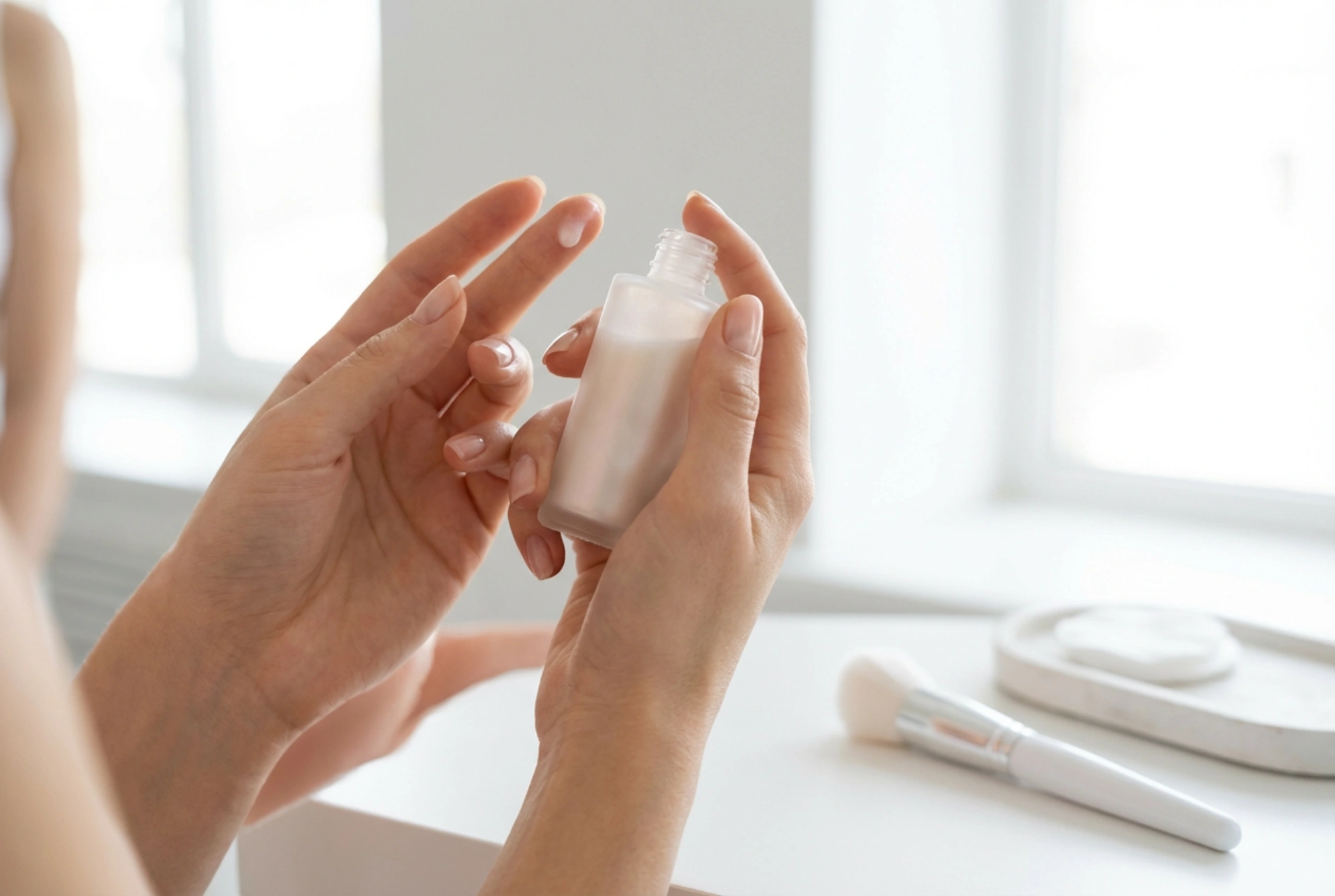 Osvetljujoča podlaga za ličila: kam jo nanesti in s čim jo kombinirati