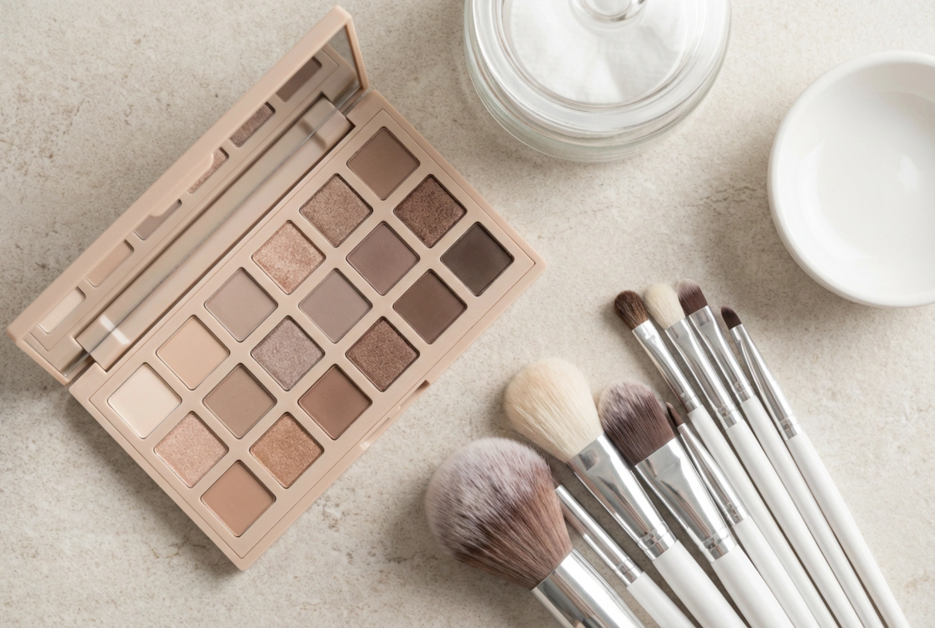 Osnove ličenja oči: oblike, tehnike senčenja in najpogostejše napake