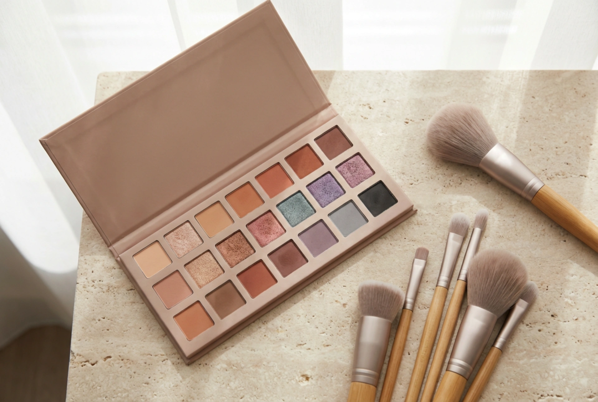 Paleta senčil za veke: izbira barv, postavitev in praktična uporaba