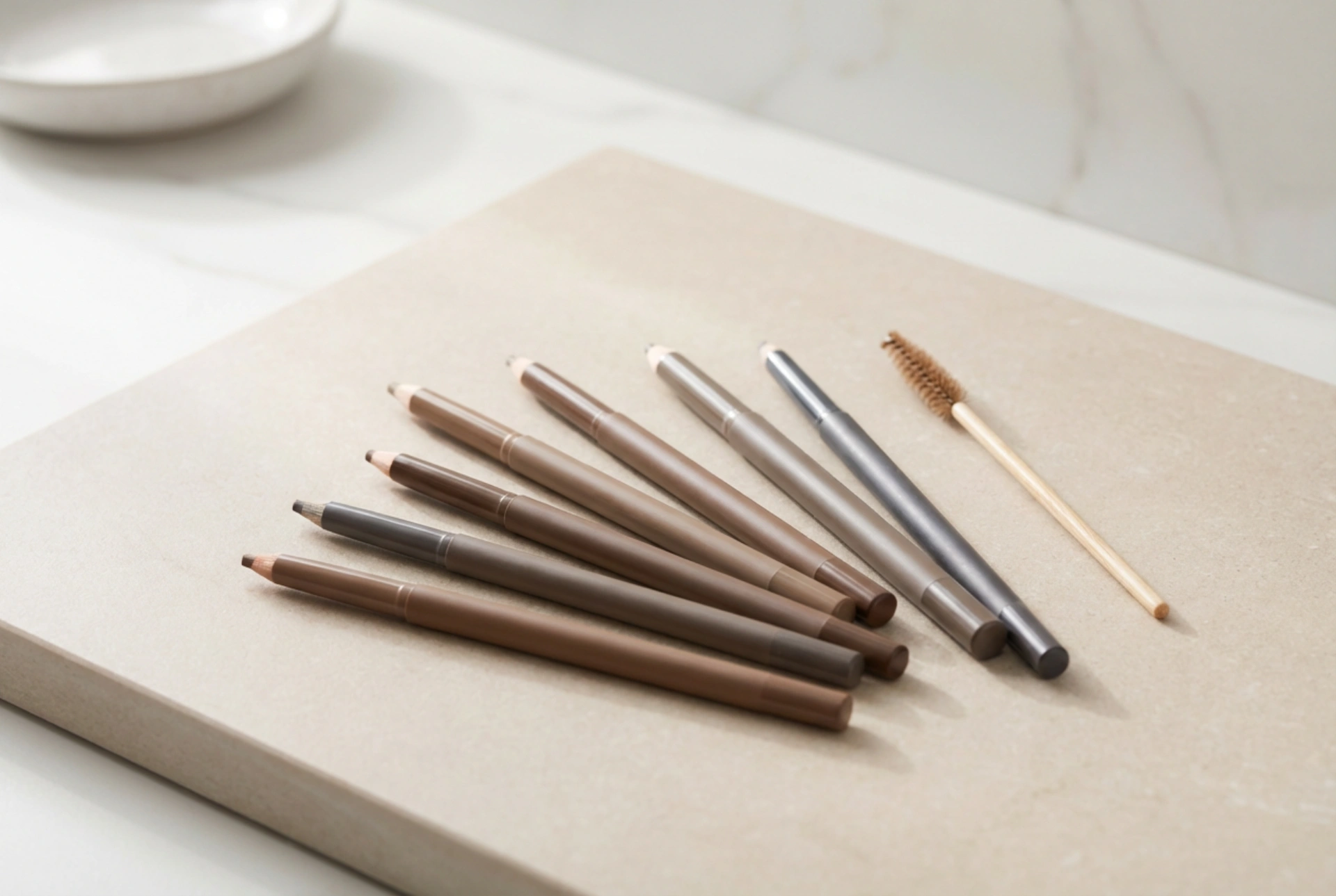 Svinčniki za obrvi: kako izbrati trdoto, odtenek in tehniko risanja